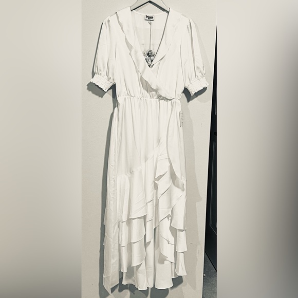 Show me your MuMu white wedding dress size M - Picture 5 of 9